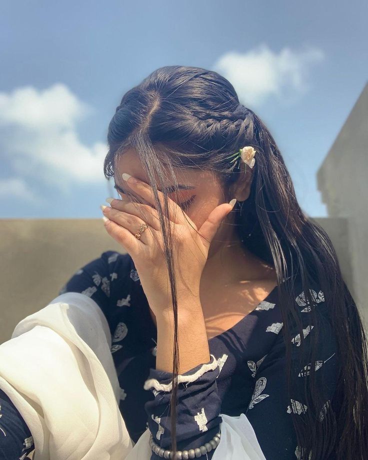 Hidden face dp for girls black and white