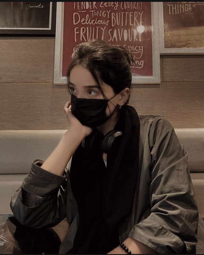 Hidden face dp for girls black saree