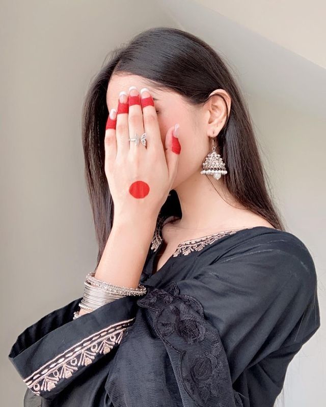 Hidden face dp for girls classy pose