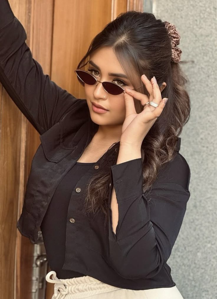 attitude girl dp in saree