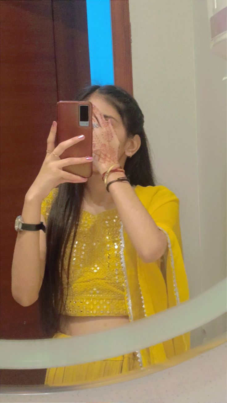 cute mirror selfie girl dp