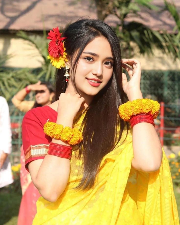 cute simple saree girl dp