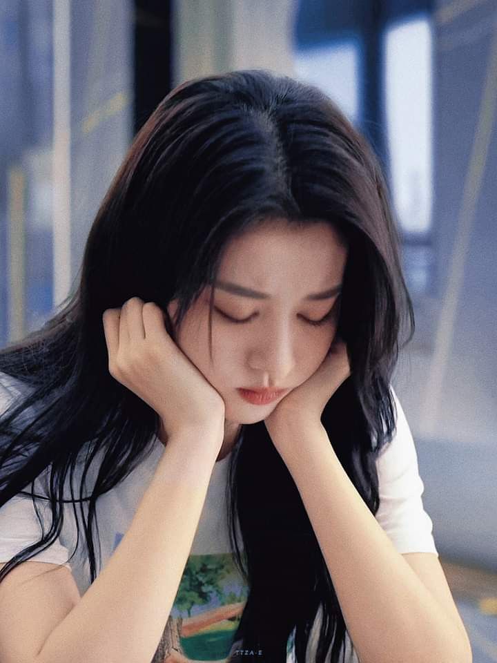 dp for sad girl crying alone