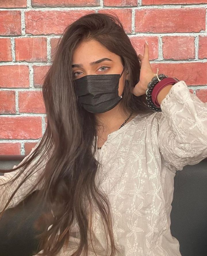 girl with white mask dp