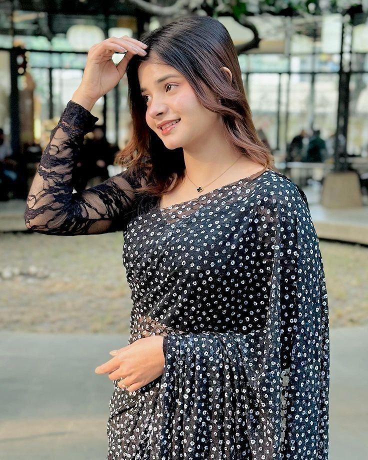 ladki photo simple pose