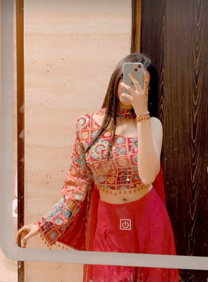 mirror selfie girl dp cute smile