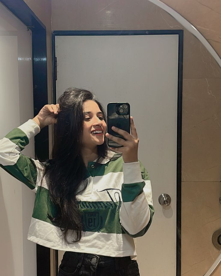 mirror selfie girl dp in saree