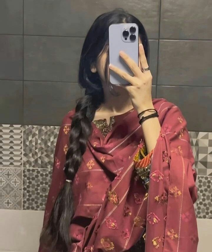 mirror selfie girl dp natural light