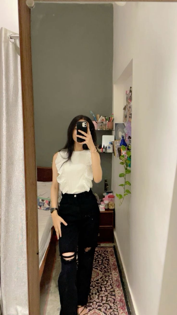 mirror selfie girl dp simple pose