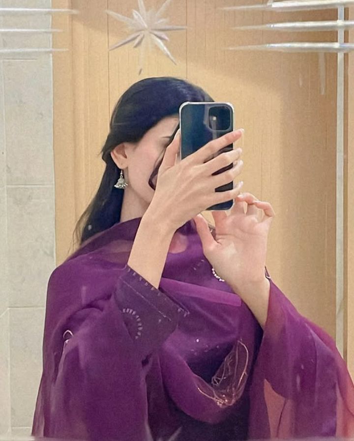 mirror selfie girl dp simple pose