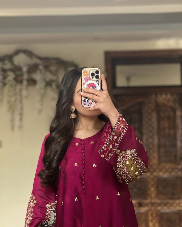 mirror selfie girl dp traditional look