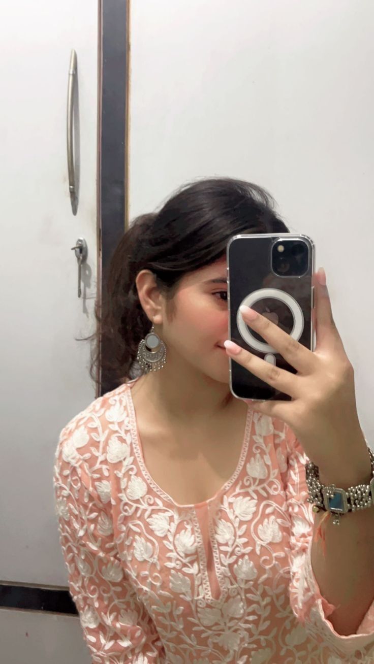 mirror selfie girl hidden face