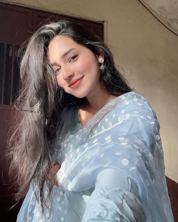 real girl pic for whatsapp dp