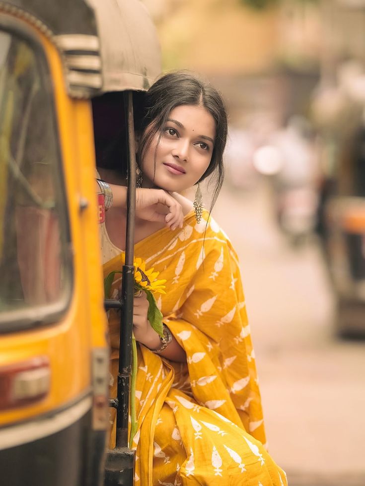 saree girl dp aesthetic