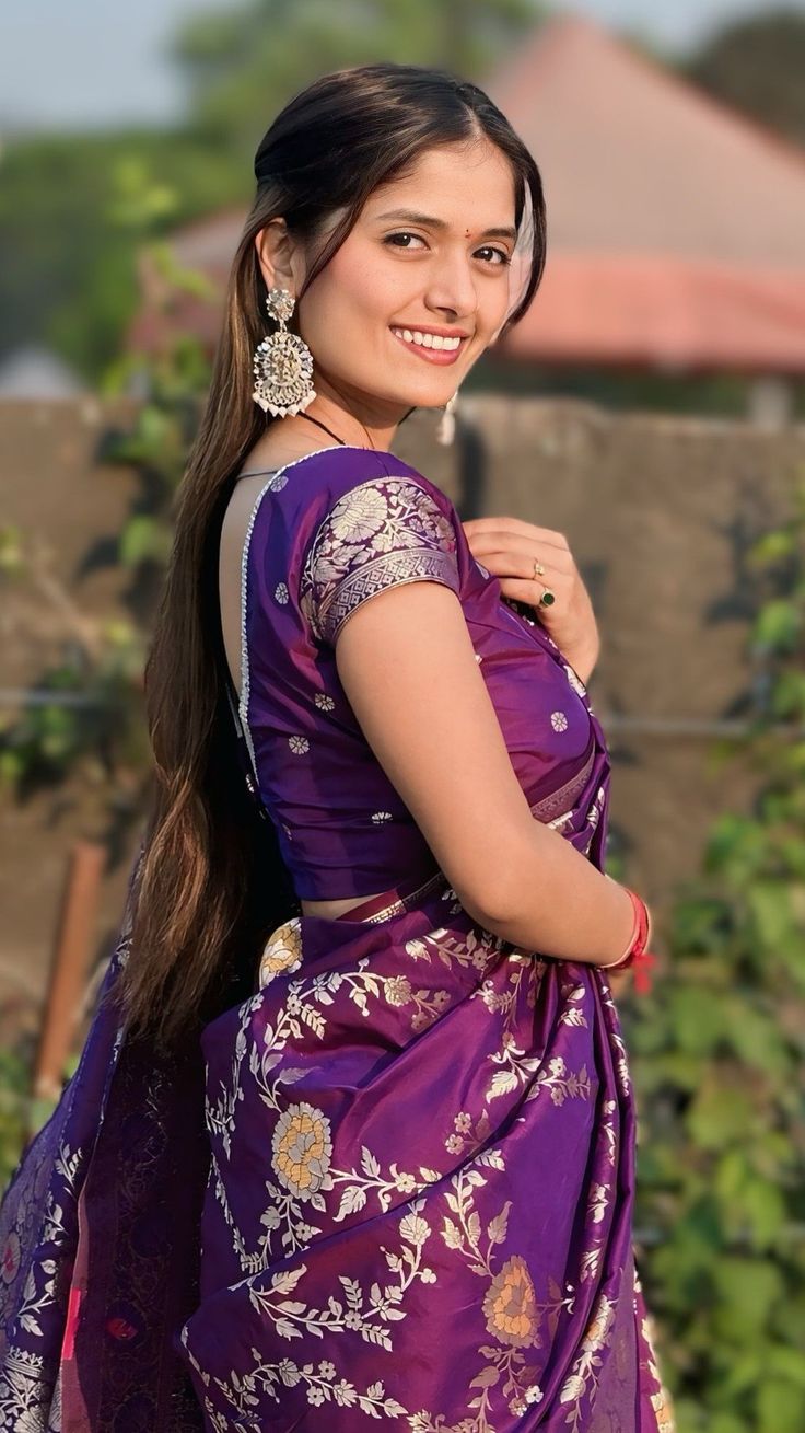 saree girl dp graceful look