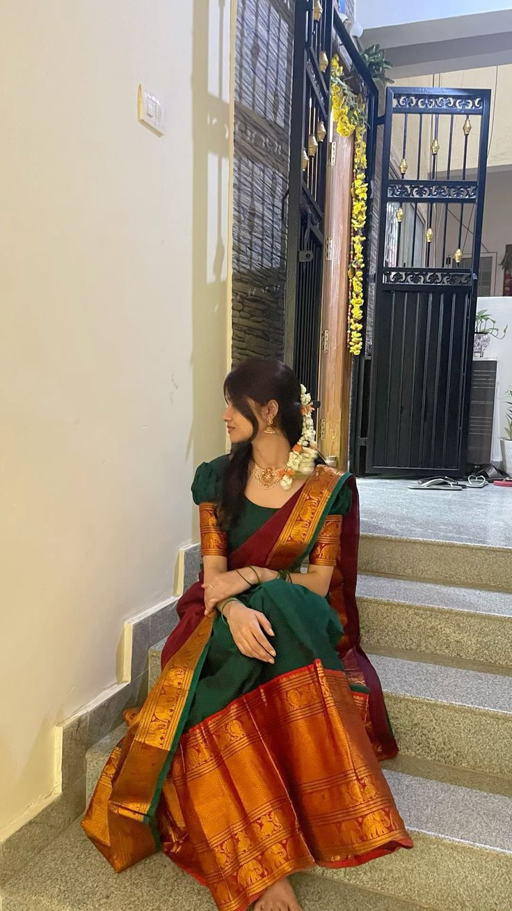 saree girl dp hot stylish look
