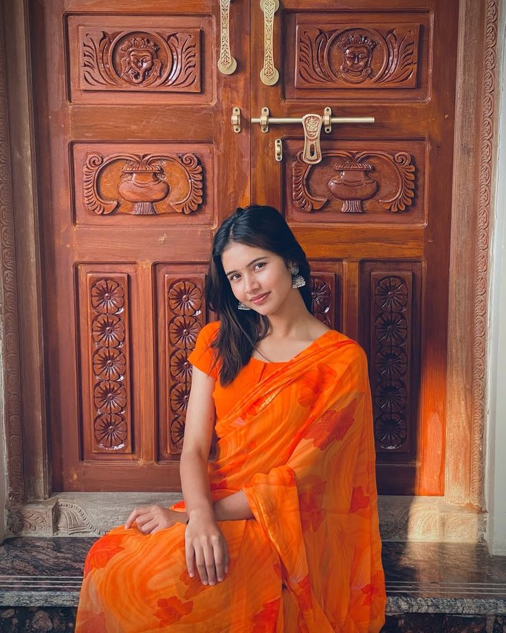 saree girl dp in garden