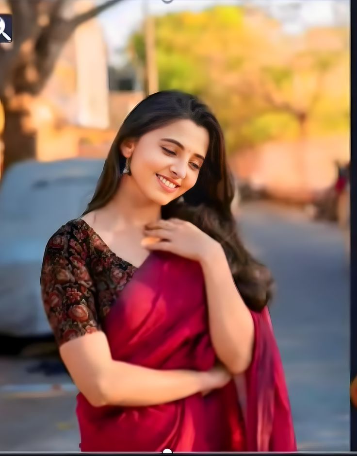 saree girl dp in red saree