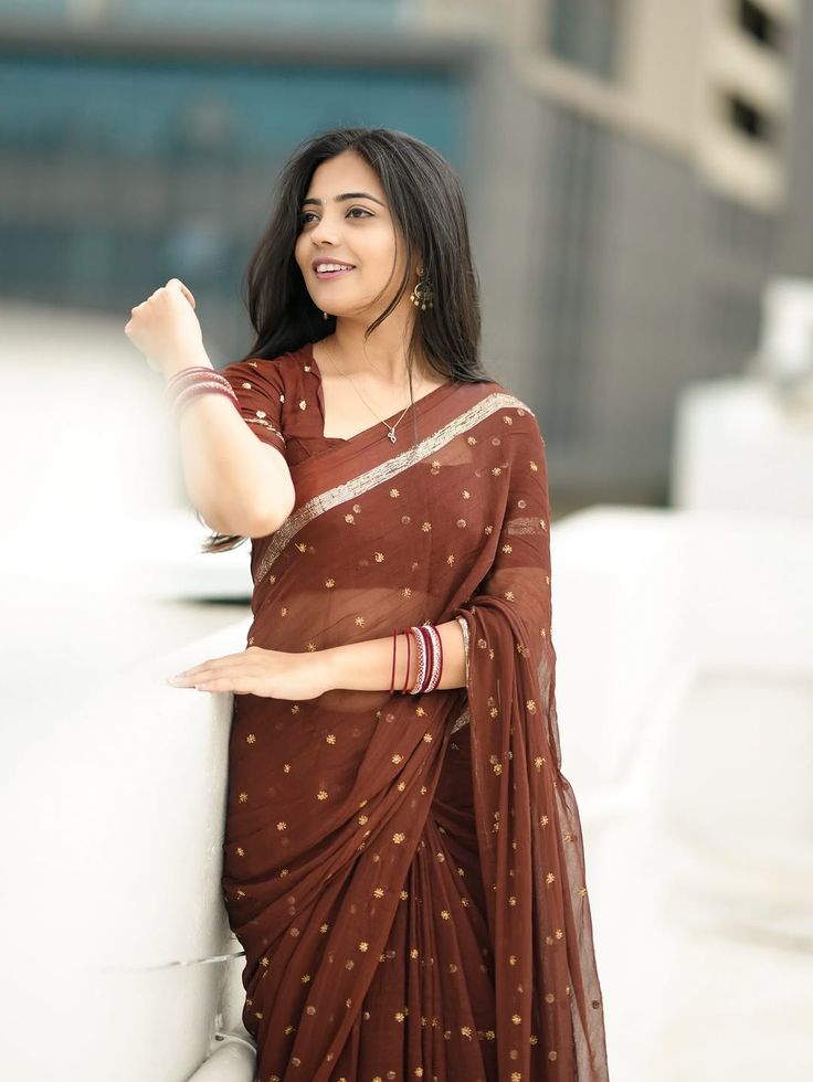 saree girl dp in saree pose