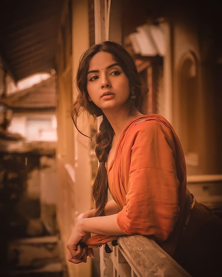 saree girl dp red and gold