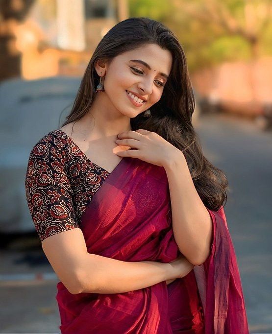 saree girl dp smiling face