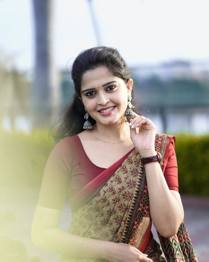 saree girl dp stylish look for instagram