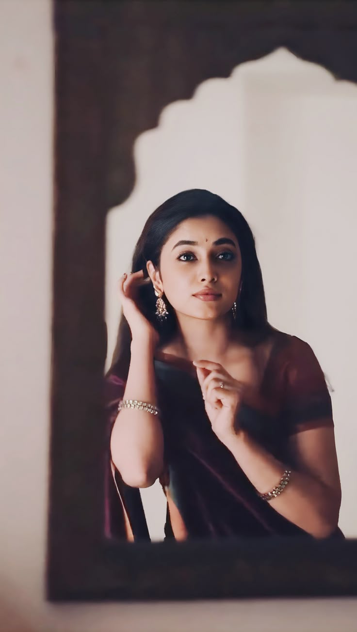 saree girl dp with flower