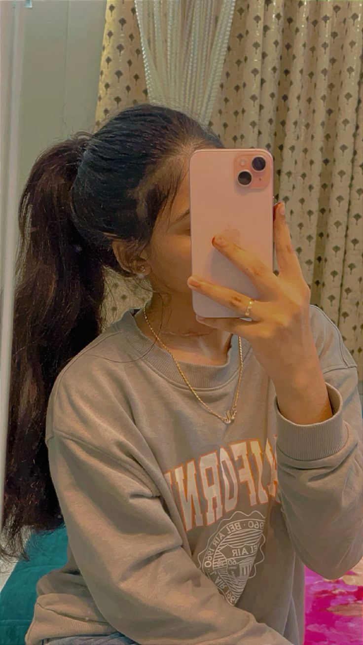 traditional mirror selfie girl